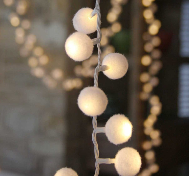 POM POM WHITE LIGHT GARLAND 1