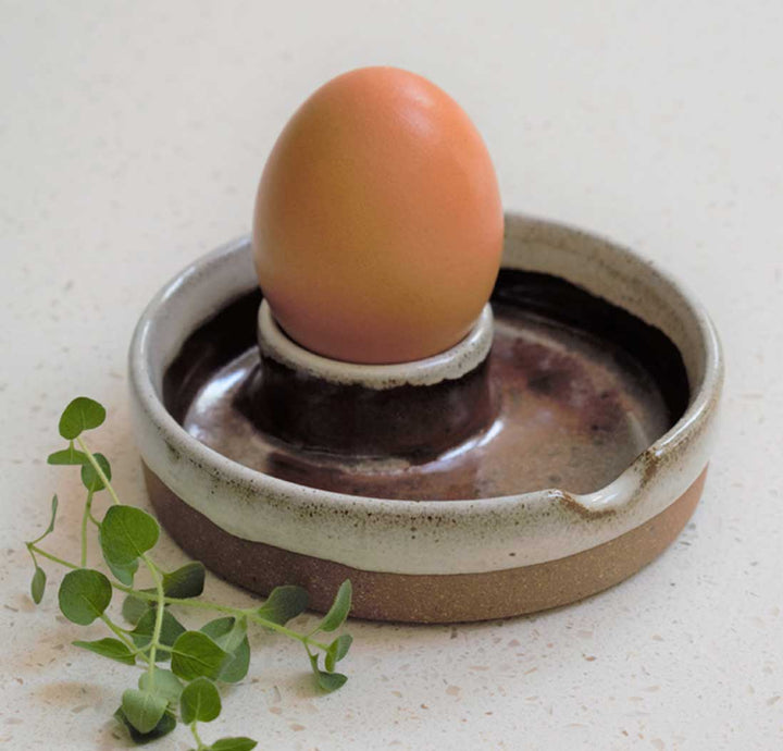 STONEWARE EGG DISH IN TAWNY WITH EGG